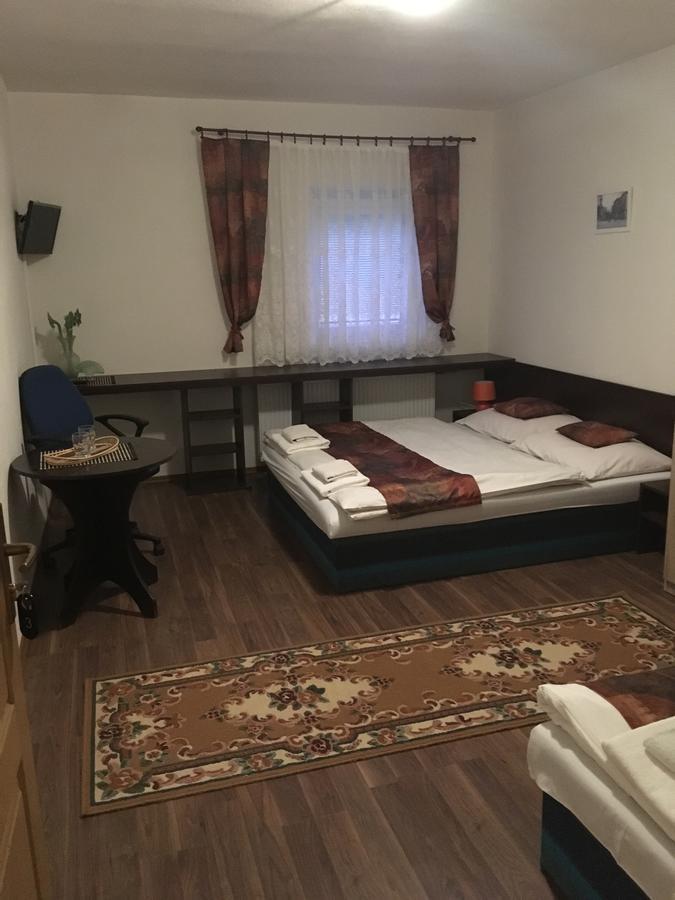 Komárno Harrys City Motel מראה חיצוני תמונה